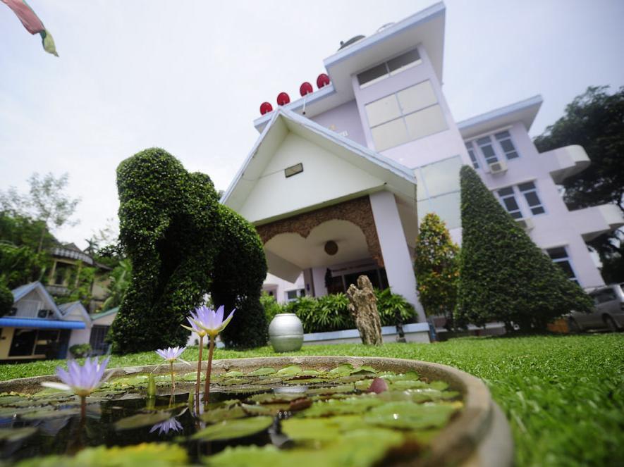 Cinderella Hotel Mawlamyine Buitenkant foto